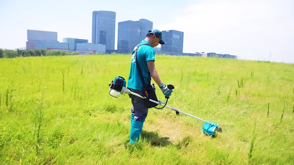 Máy Cắt Cỏ 2 Thì Total 2.4KW TP5624421