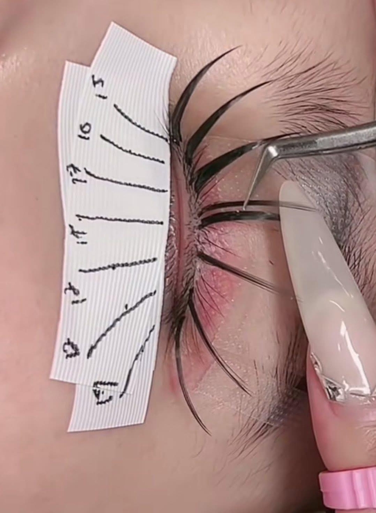 Băng keo simili loại 5 phân dùng để nối mi, dán mi dưới (dụng cụ nối mi)