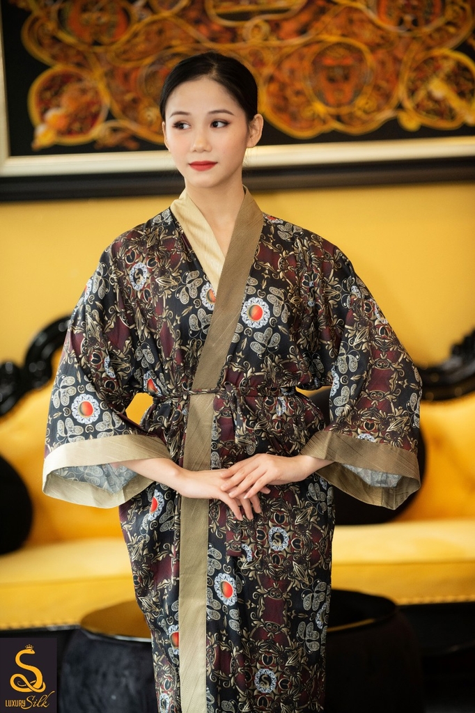 Kimono lụa hoạ tiết Logo Luxurysilk