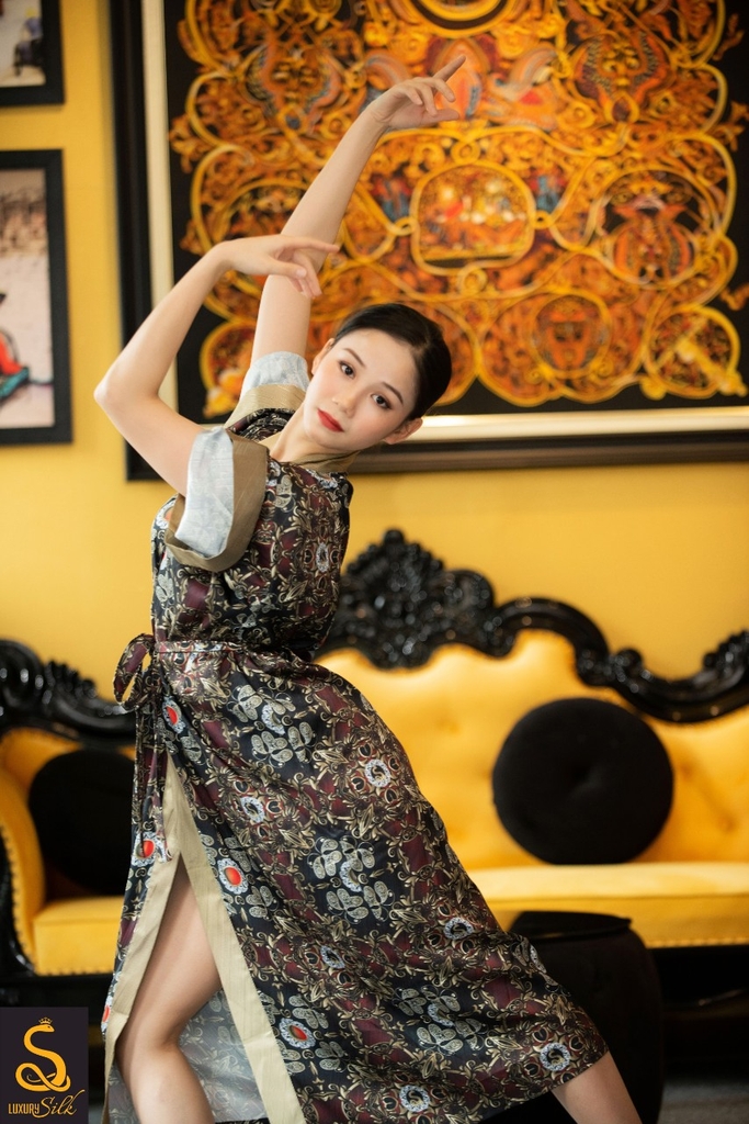 Kimono lụa hoạ tiết Logo Luxurysilk