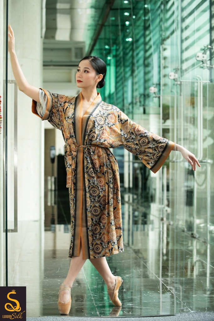 Kimono lụa hoạ tiết Logo Luxurysilk