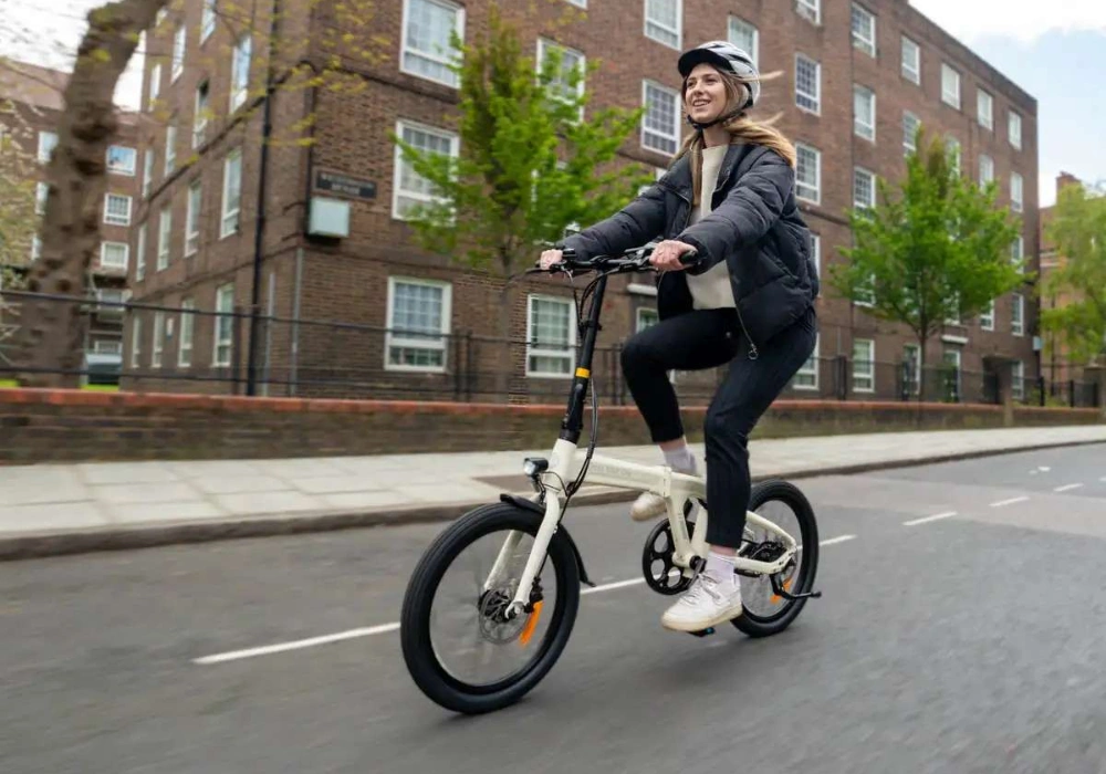 Xe đạp trợ lực điện siêu nhẹ giúp di chuyển cực kì linh hoạt