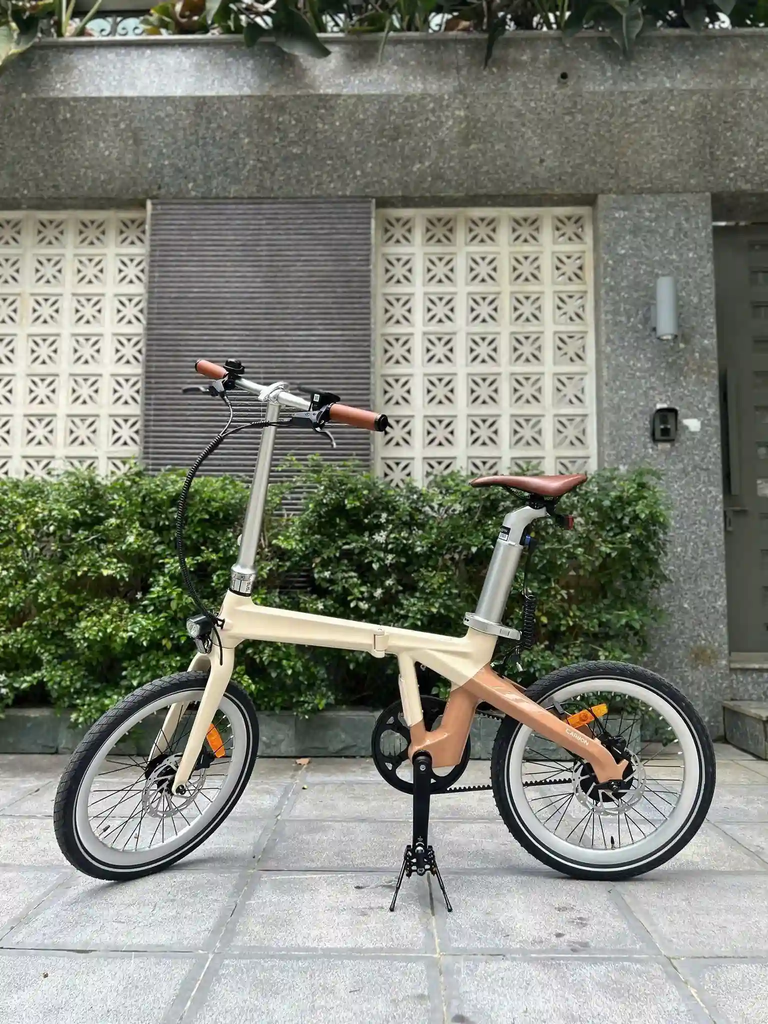 Xe đạp trợ lực điện Ado A20 Carbon có khung carbon siêu nhẹ