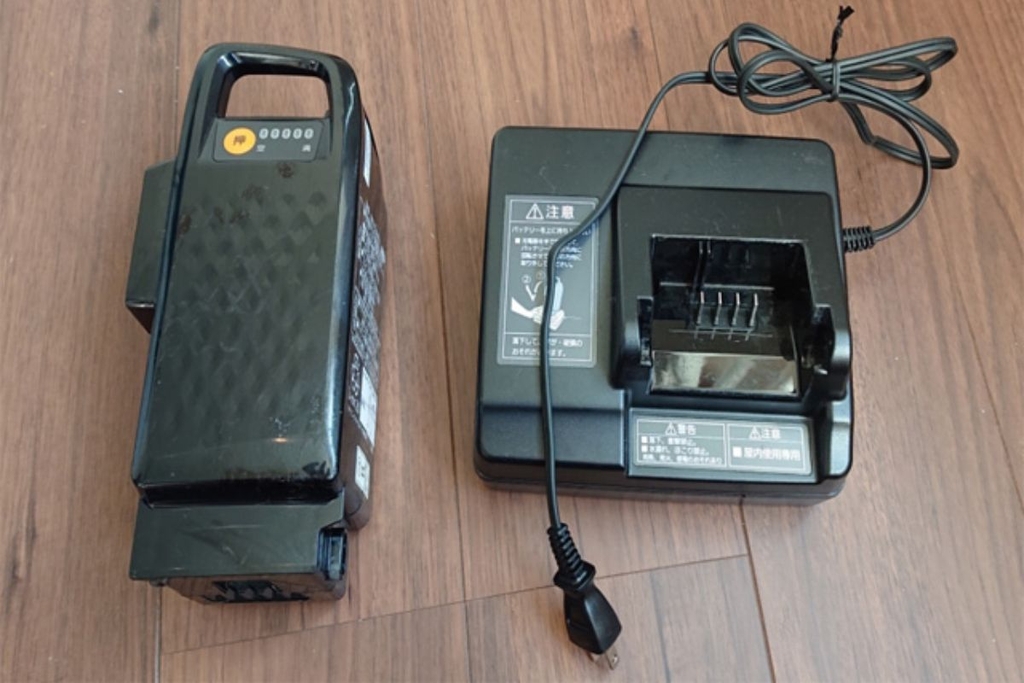 Đảm bảo pin và bộ sạc khô ráo, không bị hỏng