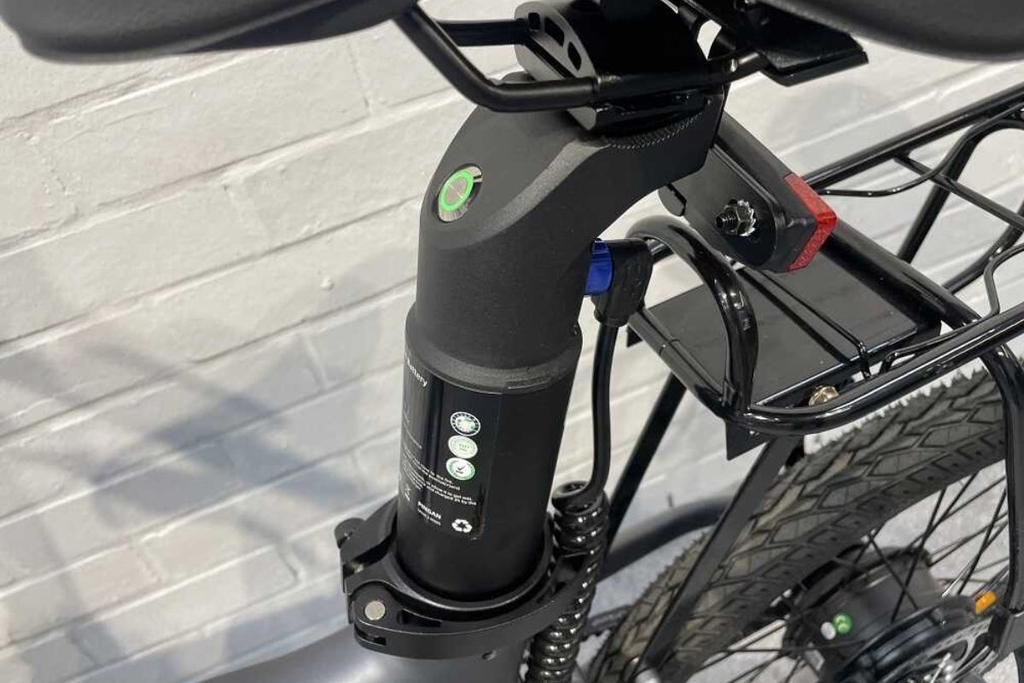 Xe đạp trợ lực điện có tích hợp cục sạc nhanh chỉ mất khoảng 1-2 giờ để nạp pin