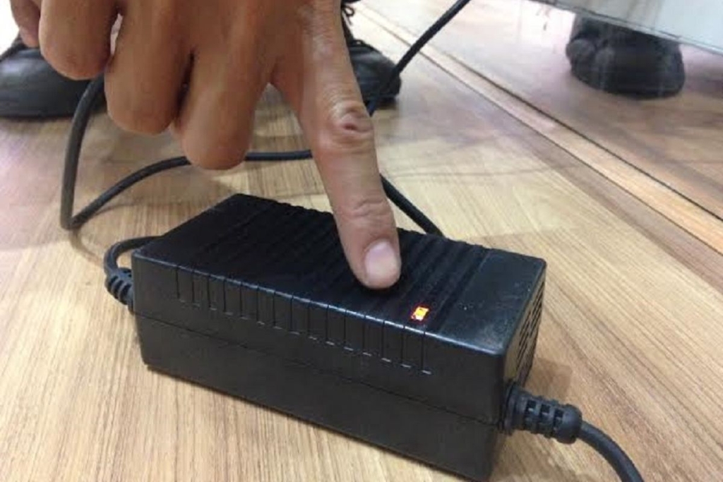 Đèn vàng báo hiệu bộ sạc xe đạp trợ lực điện đang hoạt động