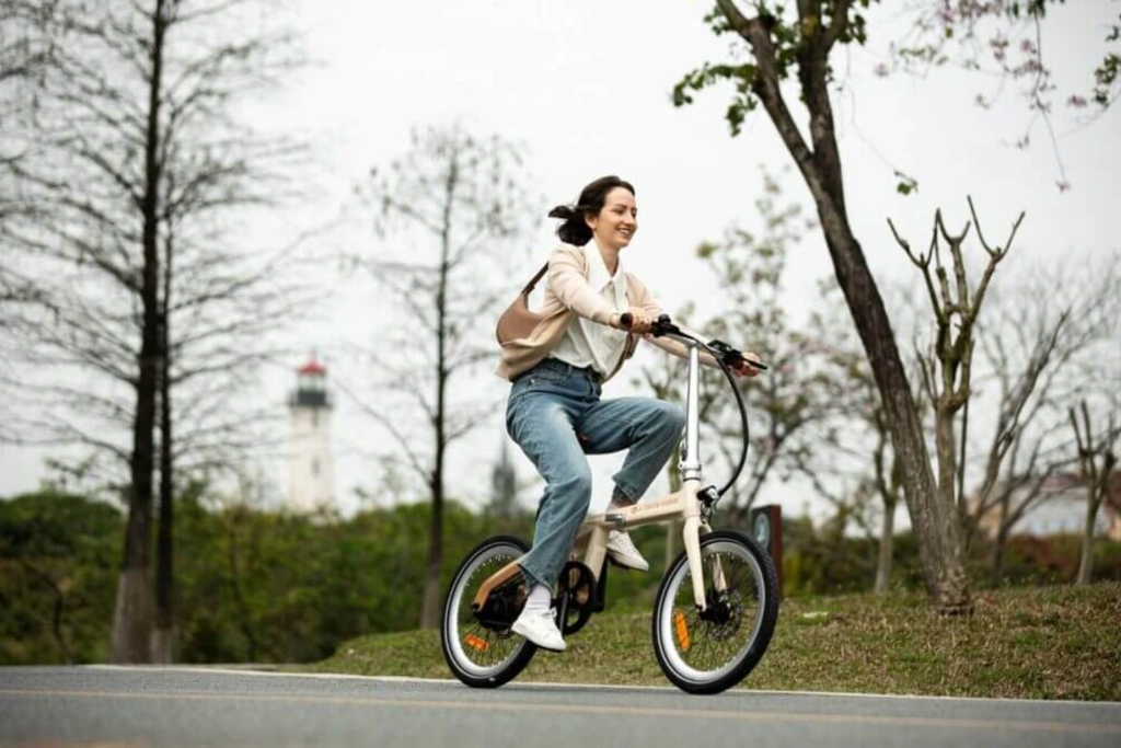 Đi xe đạp trợ lực điện buổi sáng