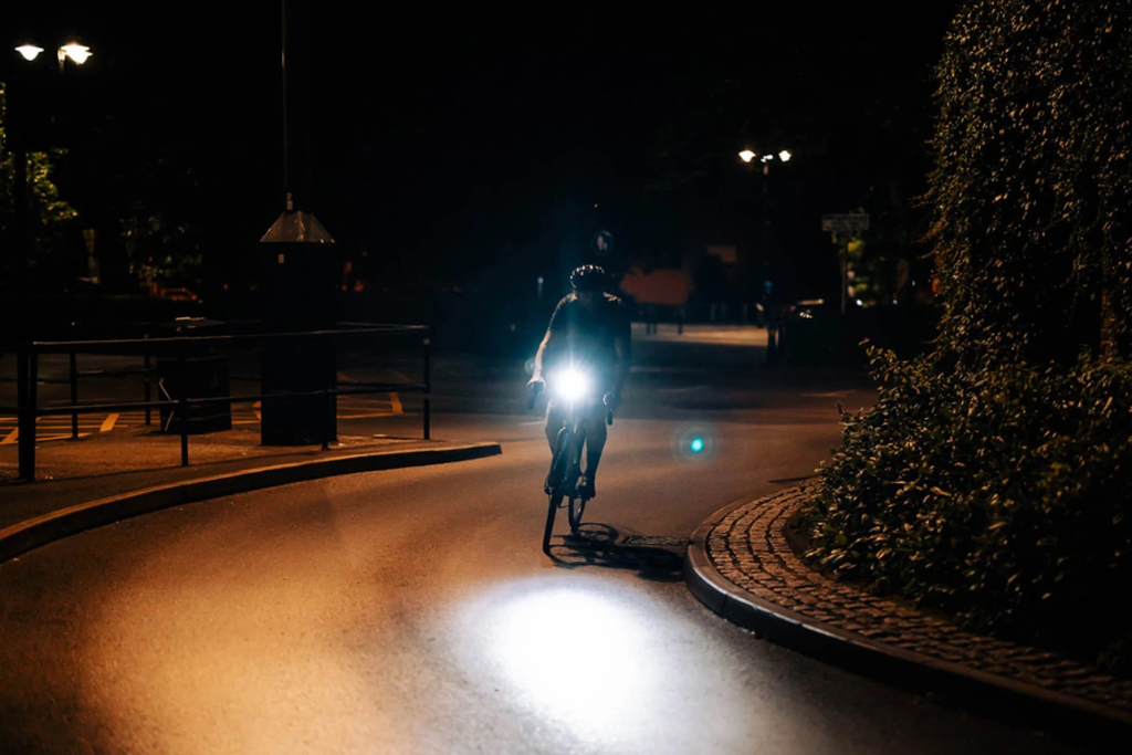 Đi xe đạp trợ lực điện buổi tối