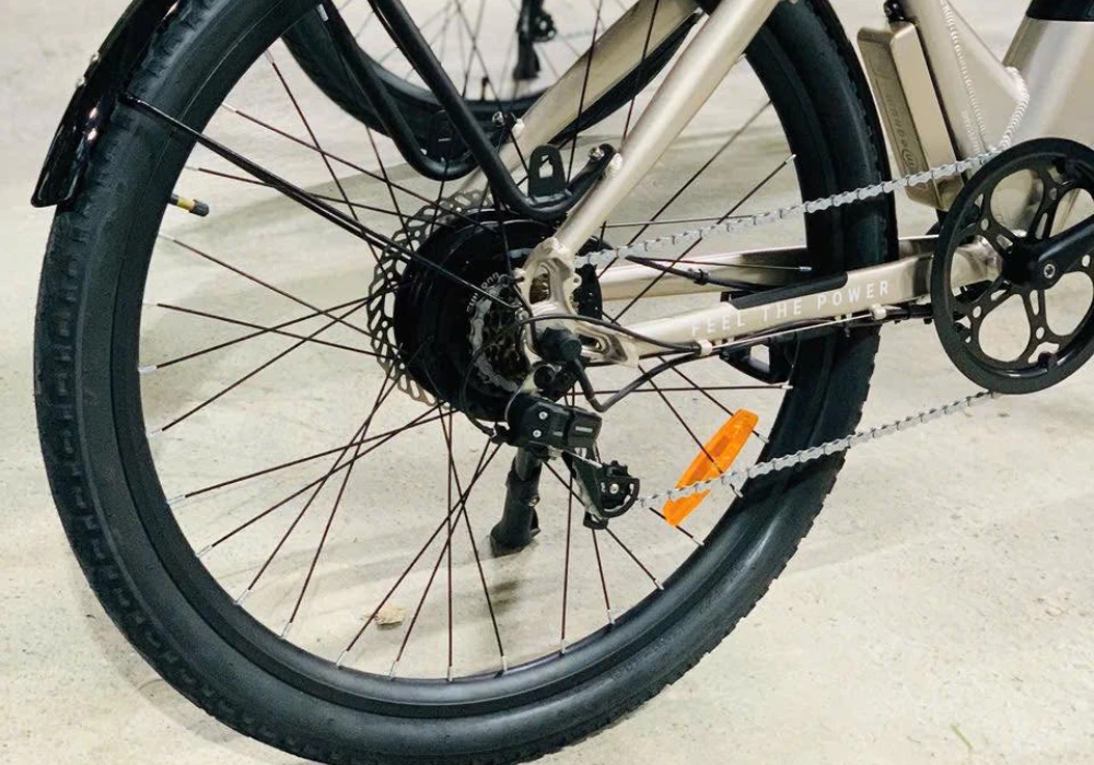 Động cơ mạnh mẽ: Vận hành mượt mà trong phố