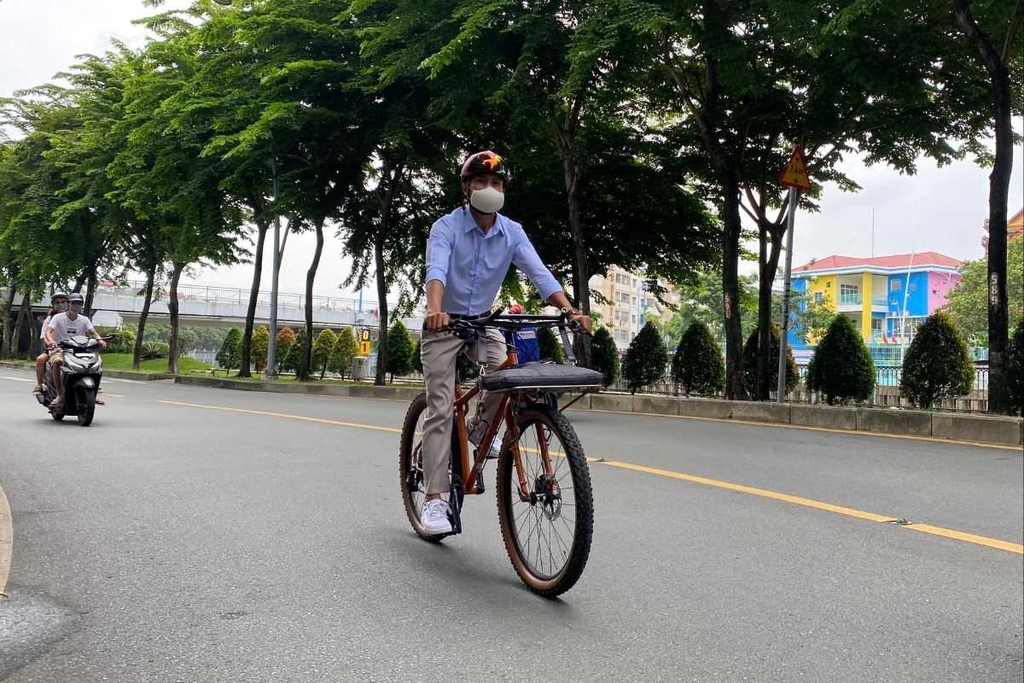 Gắn thêm phụ kiện treo đồ cho xe đạp trợ lực điện&nbsp;