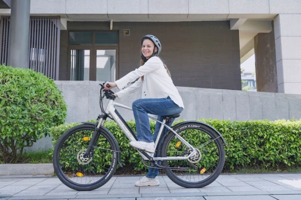 Giữ tư thế đạp xe đạp trợ lực điện thoải mái