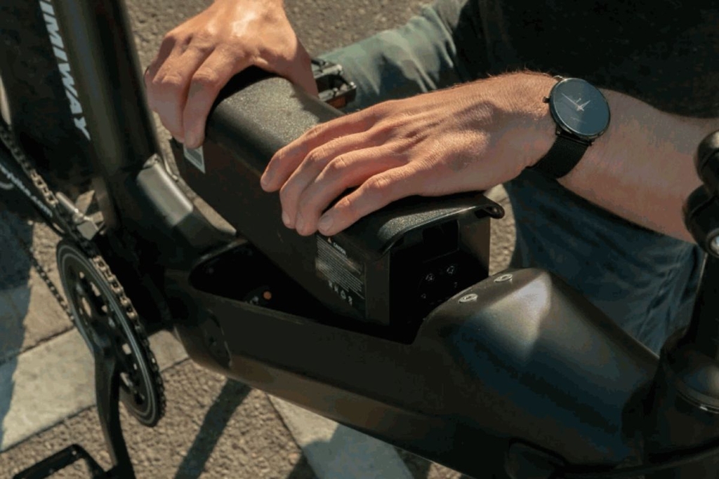 Không được tự ý tháo lắp pin xe đạp trợ lực điện khi có sự cố