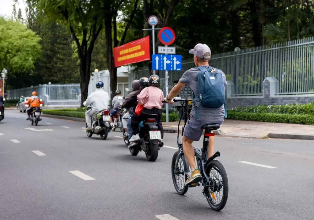 Di chuyển bằng xe đạp trợ lực điện có nhiều lợi ích như tiết kiệm chi phí, giảm kẹt xe, tránh ô nhiễm