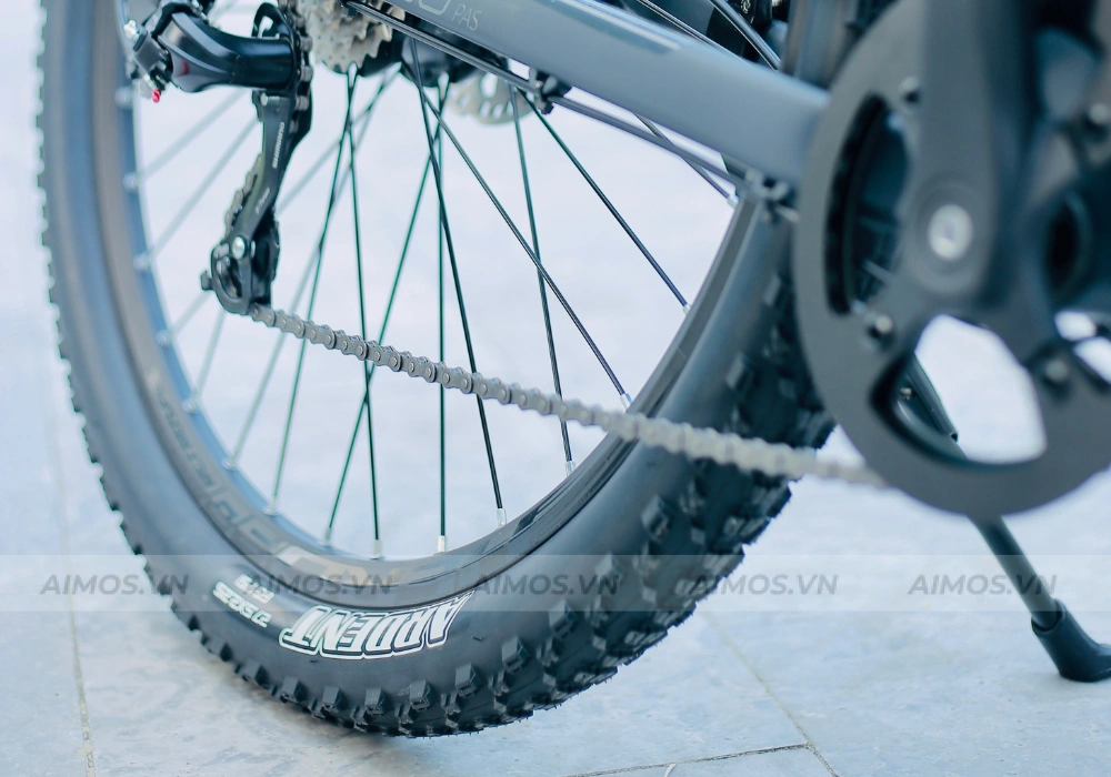 Lốp bám đường tốt, vượt địa hình ổn định