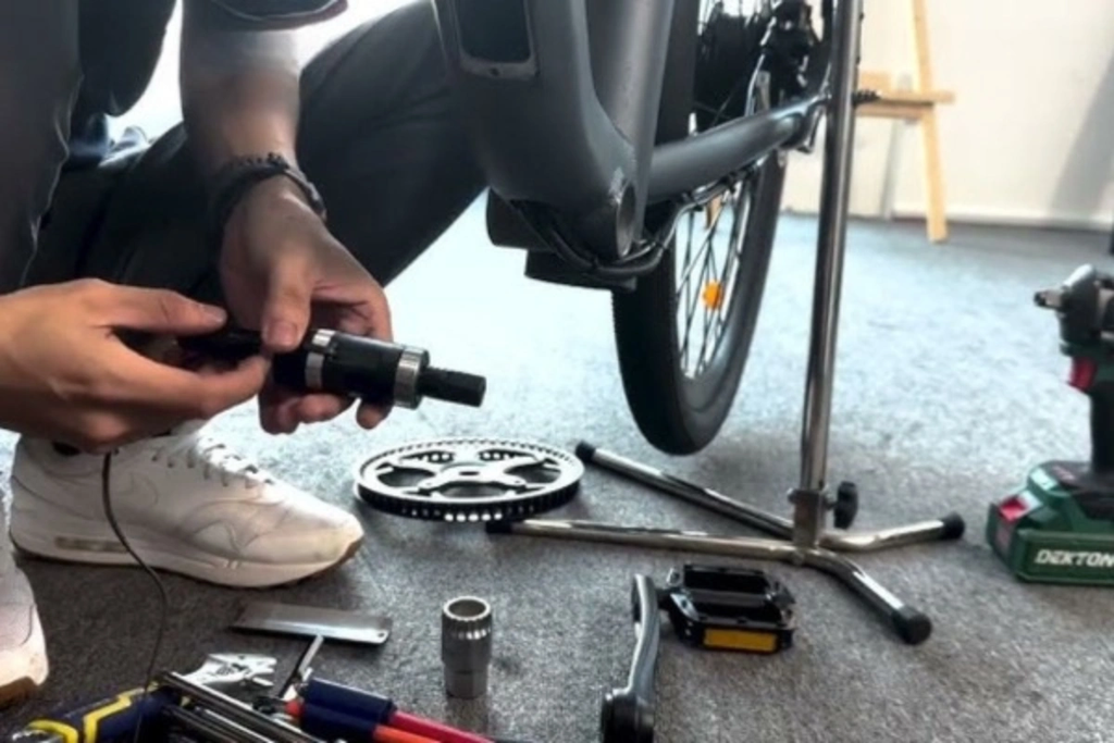 Giữ xe đạp trợ lực điện như mới