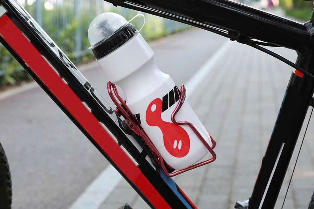 Bình nước dành cho xe đạp được thiết kế với dung tích vừa phải, có giá gắn chắc chắn