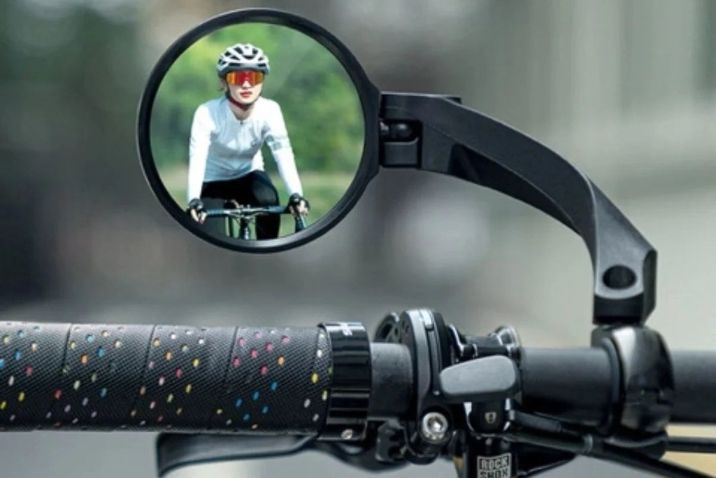 Gương chiếu hậu giúp bạn quan sát các phương tiện phía sau, không cần phải quay đầu