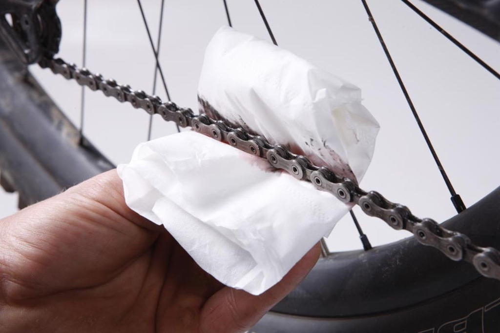 Dùng khăn khô loại bỏ rỉ sét và nước còn đọng lại trên xe đạp trợ lực điện