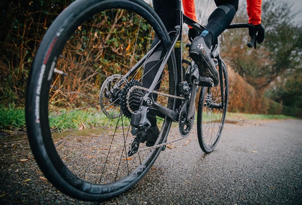 Luôn chuyển về số nhẹ trước khi bắt đầu leo dốc để tiết kiệm sức và pin.