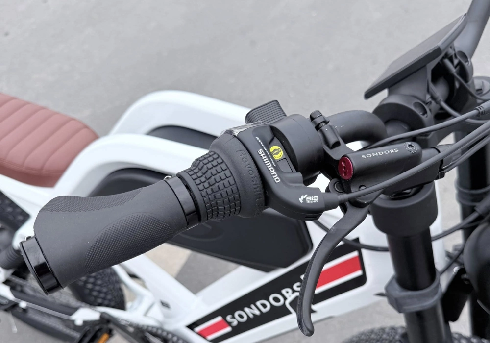 Yên và tay lái Mad Mods Custom