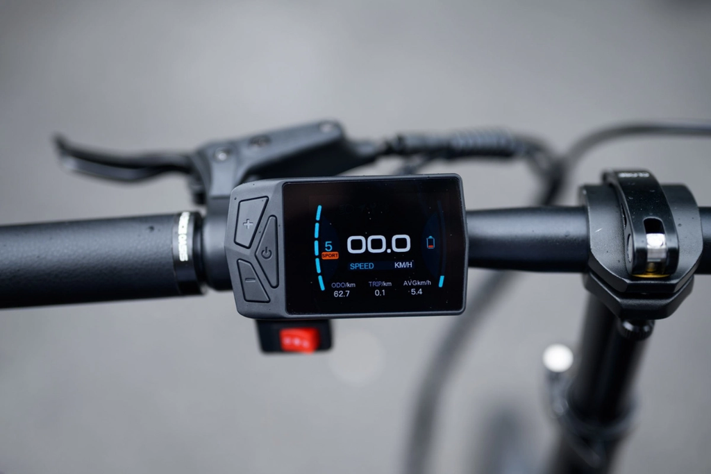 Màn hình màu IPS, chống nước IPX7