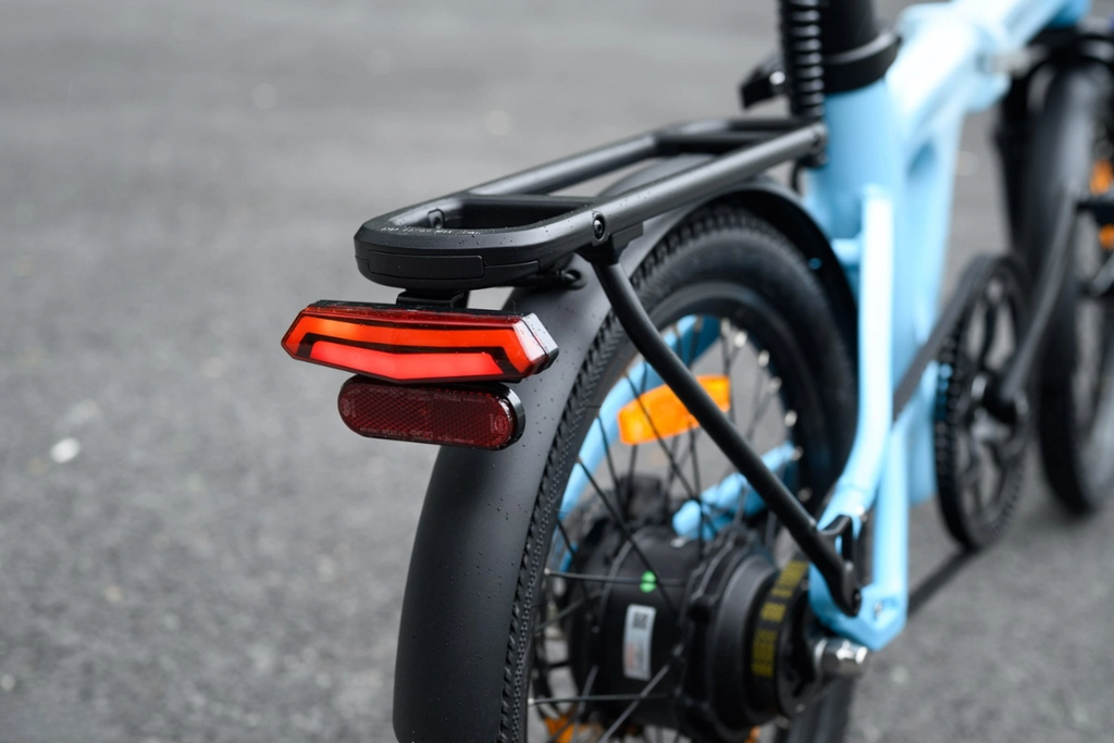 Đèn hậu phản quang và tín hiệu rẽ tích hợp