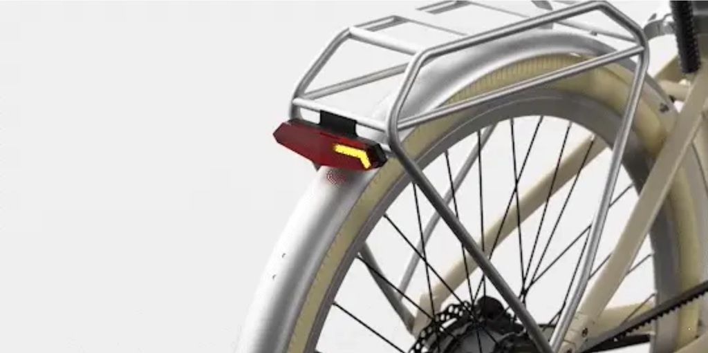 Tín hiệu xi-nhan LED rõ ràng ở phía sau xe