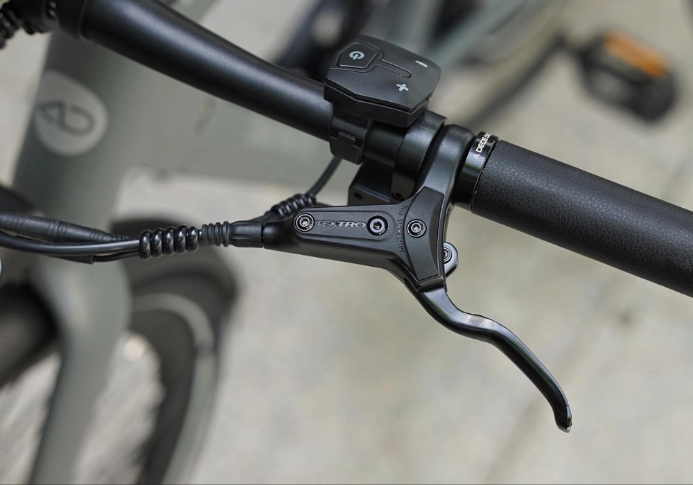 Xe đạp ADO A30 Ultra sử dụng hệ thống phanh đĩa thuỷ lực Tektro ở cả bánh trước và bánh sau, đĩa phanh kích thước lớn 160mm cho việc kiểm soát lực phanh tốt.