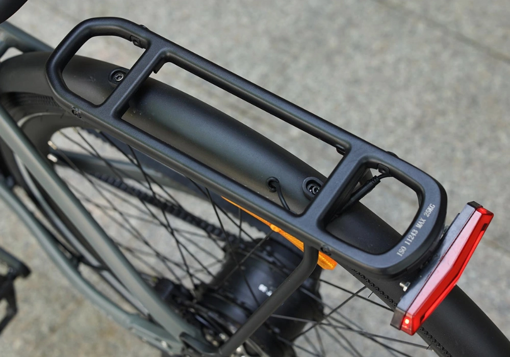 Xe có tải trọng tối đa 120kg, riêng phần khung baga sau cho tải trọng tối đa 25kg và được làm bằng hợp kim nhôm chắc chắn.