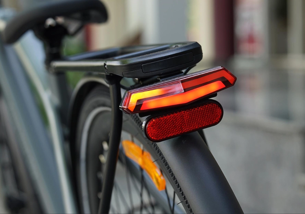 Xe cũng được trang bị đèn hậu và xi nhan phía sau công nghệ LED, điều khiển dễ dàng qua cụm công tắc ở phía bên trái ghi đông.