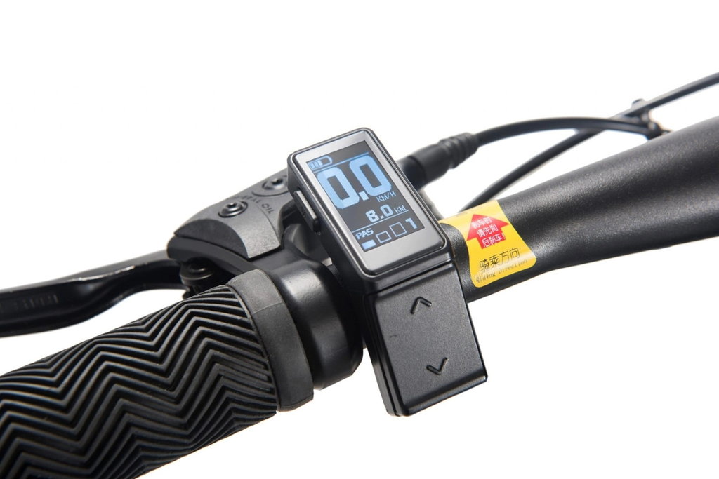 Màn hình OLED hiện đại hiển thị rõ ràng mức trợ lực và dung lượng pin