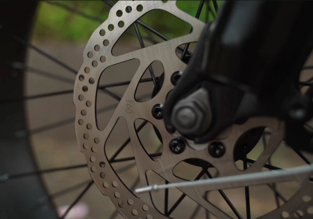 Xe được trang bị phanh đĩa dầu trước sau