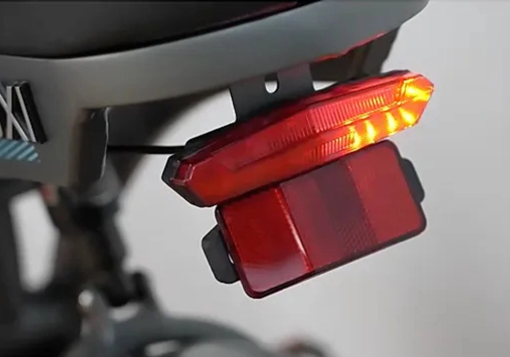 Hệ thống đèn và xi-nhan đầy đủ