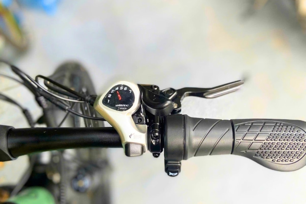 Bộ truyền động Shimano 7 cấp cho phép thay đổi linh hoạt, dễ dàng thích ứng với nhiều địa hình.