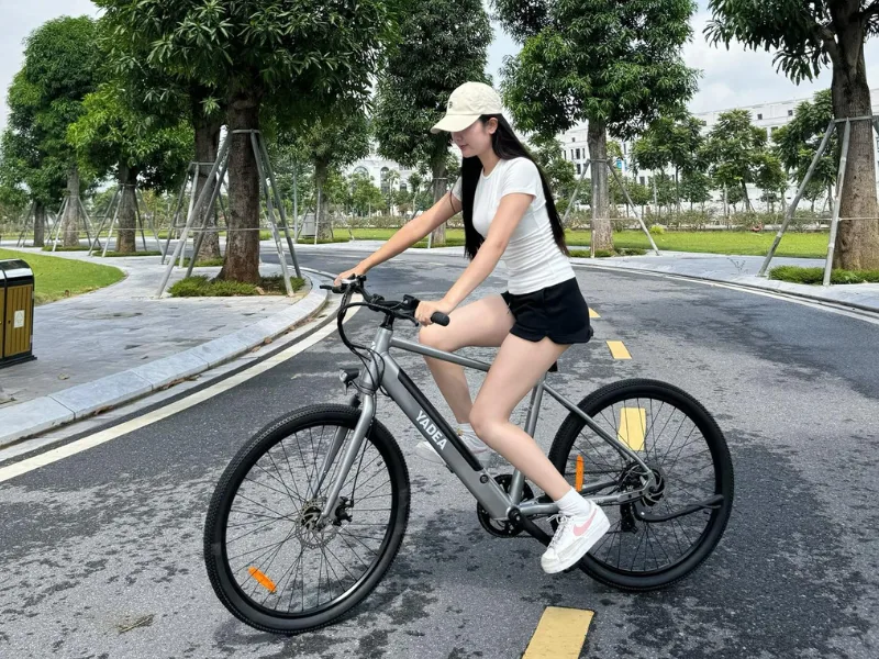 người lái xe đạp trợ lực điện YADEA VITO