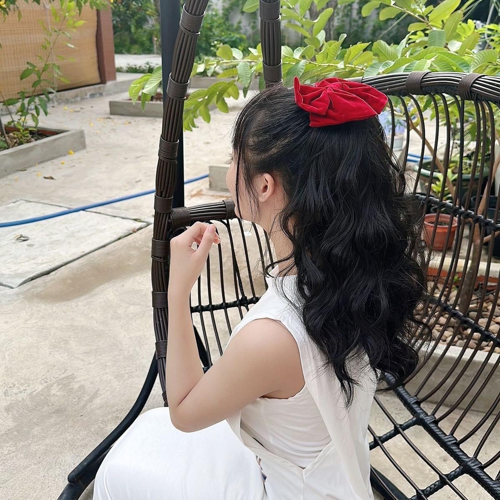 Tóc Giả Nữ Buộc Xù Sóng Kèm Nơ Nhung Đỏ