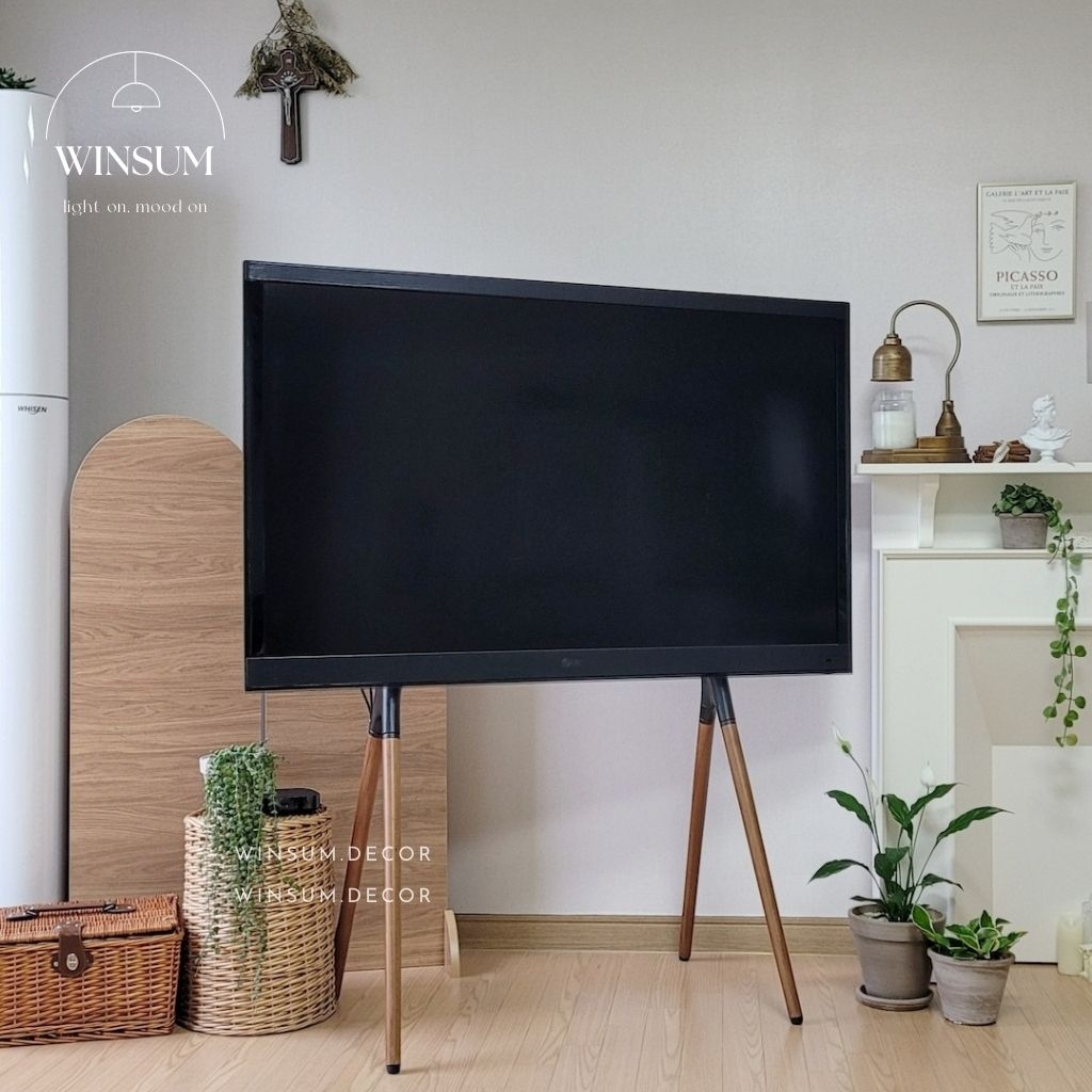 Giá đỡ tivi chân gỗ cao cấp phong cách Hàn Quốc, thiết kế kiểu khung vẽ nghệ thuật - K02