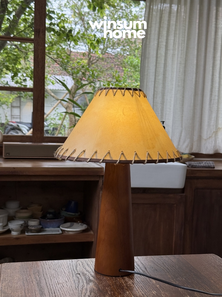 Đèn bàn dáng nấm thân gỗ