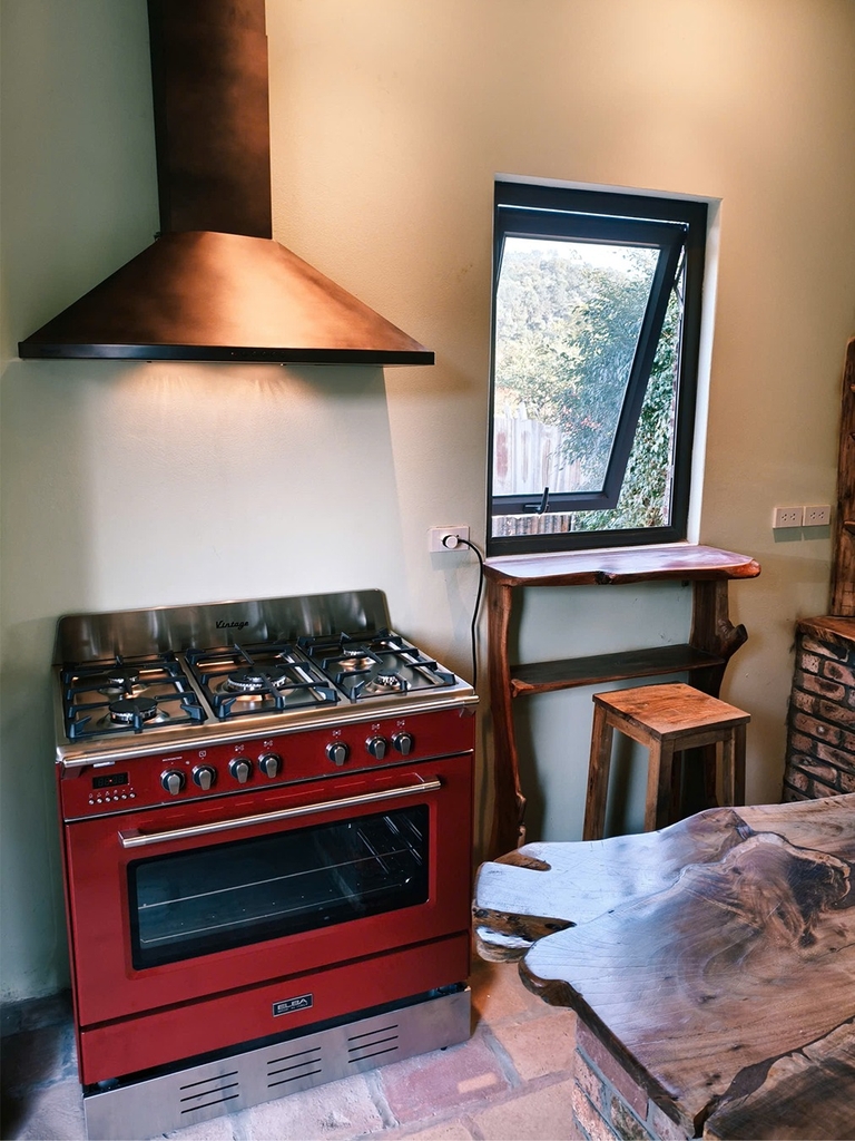 Với gam màu đỏ bordeaux nổi bật, Elba VR 965 M là điểm nhấn ấn tượng cho không gian bếp mở