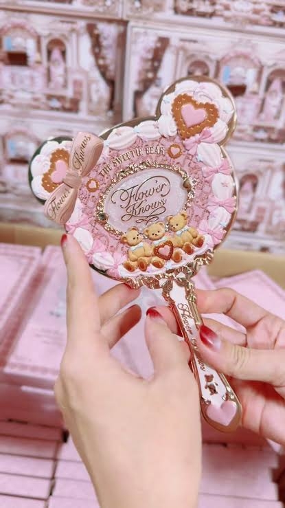 Gương Cầm Tay Gấu Flower Knows The Sweetie Bear
