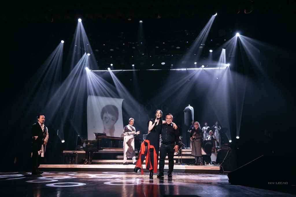 LiveShow  /BỐNG LÀ AI