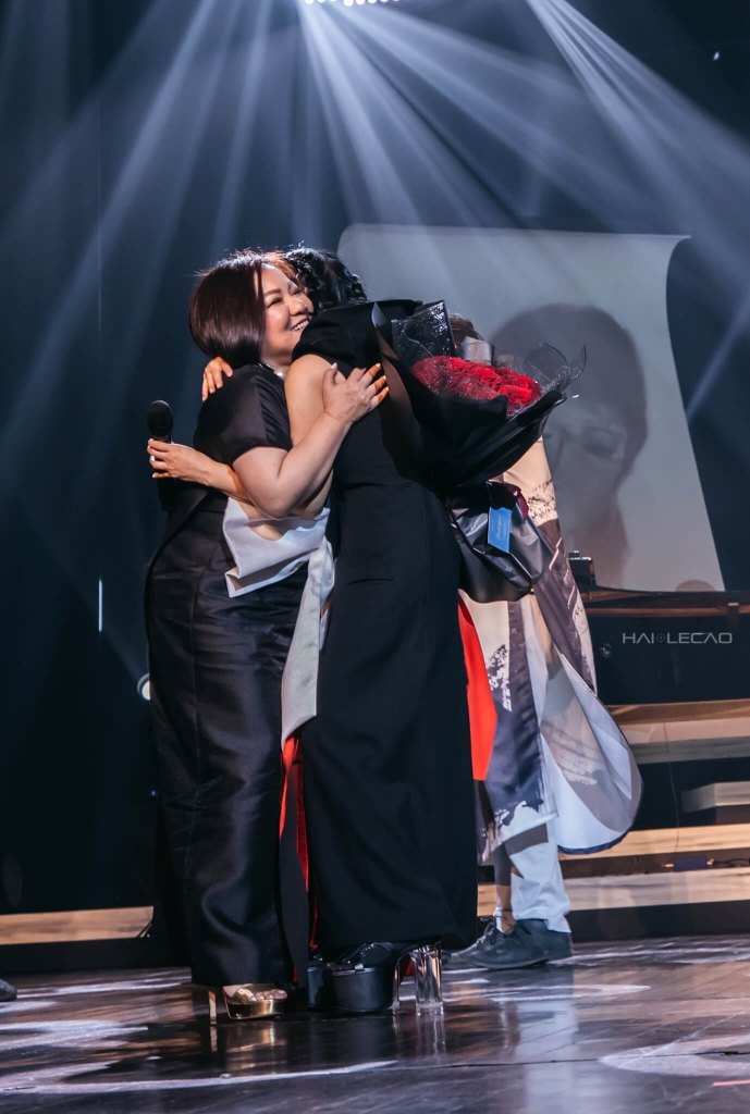 LiveShow  /BỐNG LÀ AI