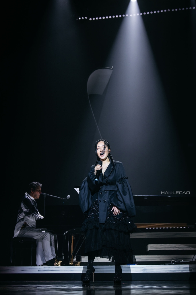 LiveShow  /BỐNG LÀ AI