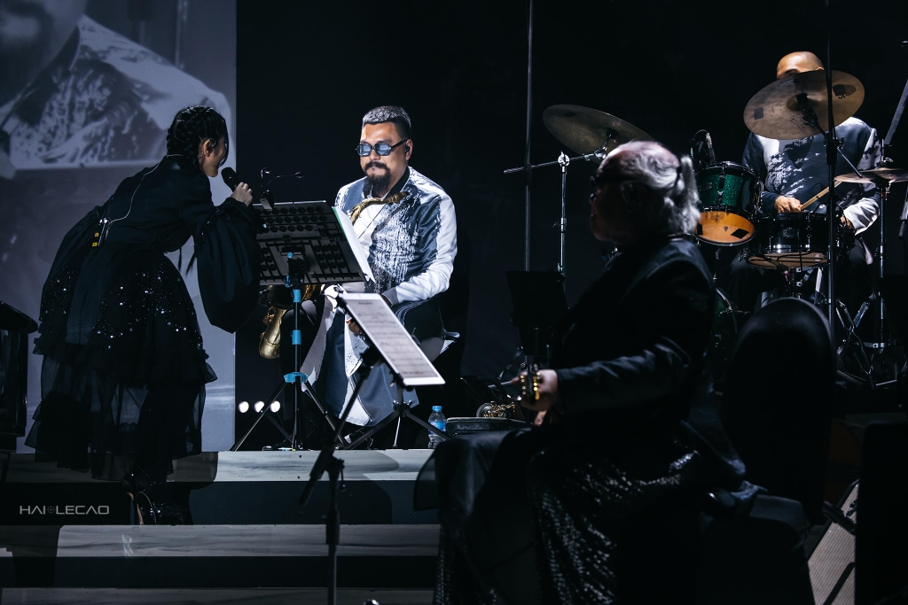 LiveShow  /BỐNG LÀ AI