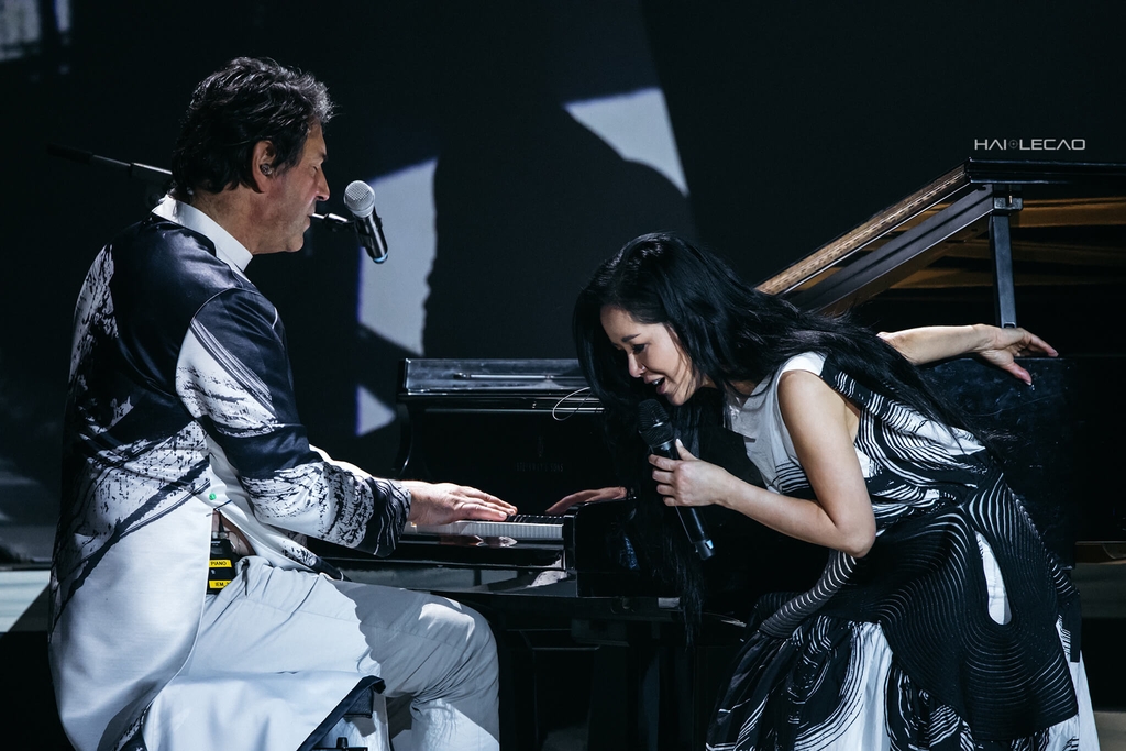 LiveShow  /BỐNG LÀ AI