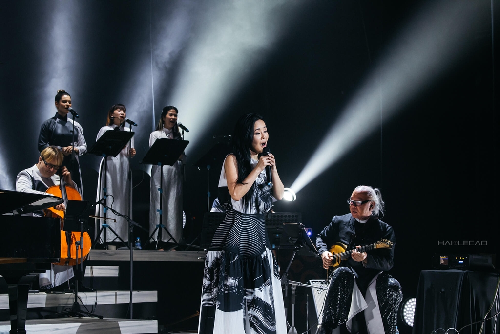 LiveShow  /BỐNG LÀ AI