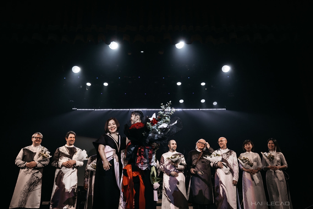 LiveShow  /BỐNG LÀ AI