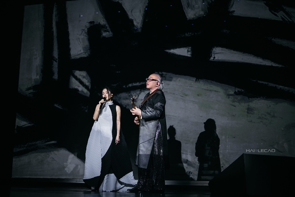 LiveShow  /BỐNG LÀ AI