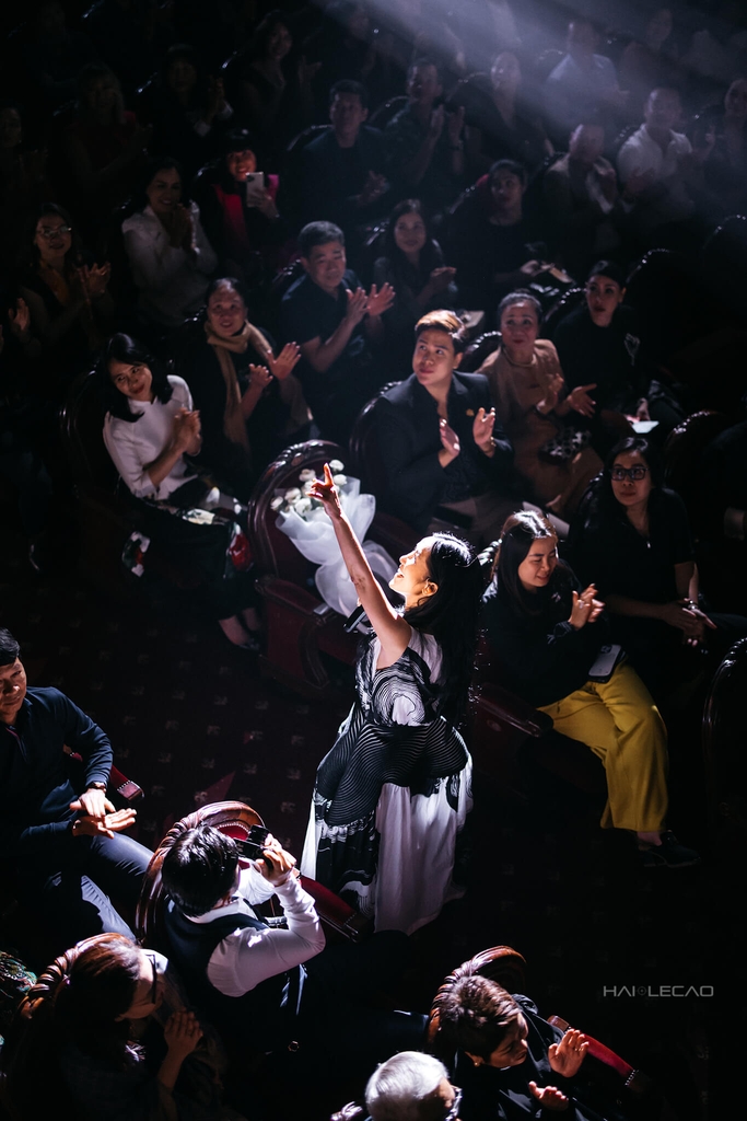 LiveShow  /BỐNG LÀ AI