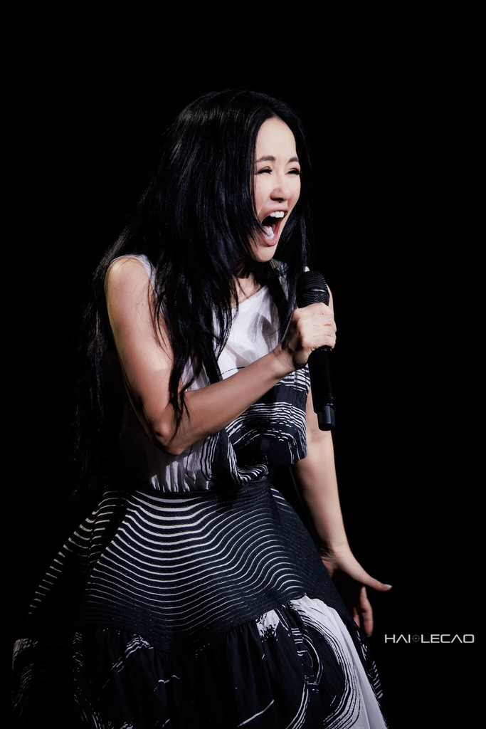 LiveShow  /BỐNG LÀ AI